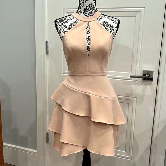 BCBGMaxazria Blush Pink Key Hole Tiered Mini Dress Size 8 NWOT - Picture 1 of 11